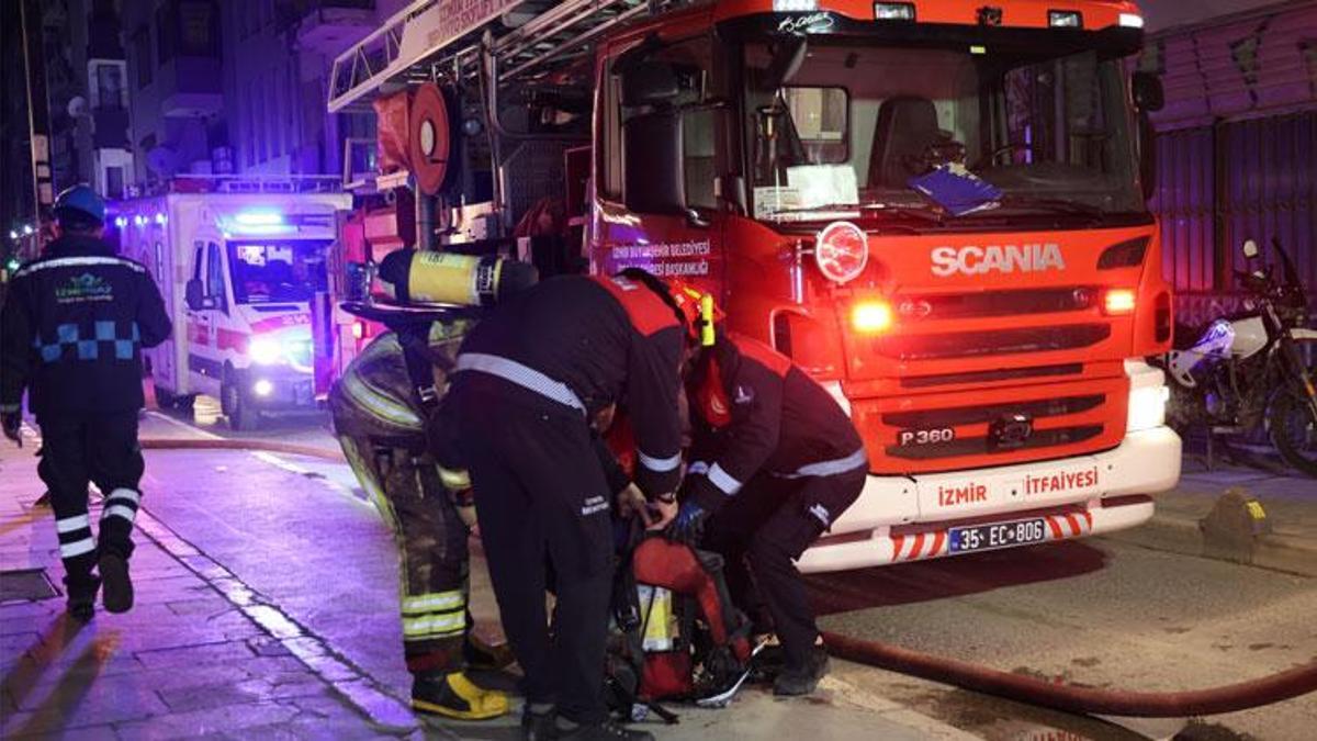 Kafenin çatı katında yangın: 2 kişi dumandan etkilendi