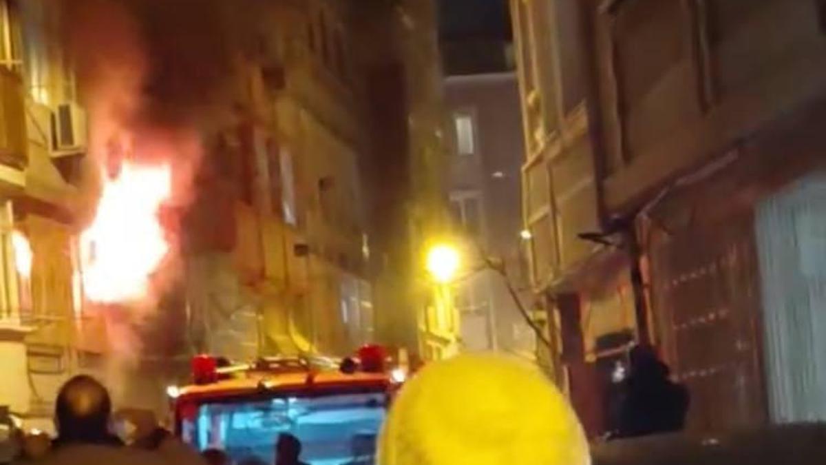 İstanbul - Fatih'te 5 katlı binada yangın: 6 kişi dumandan etkilendi