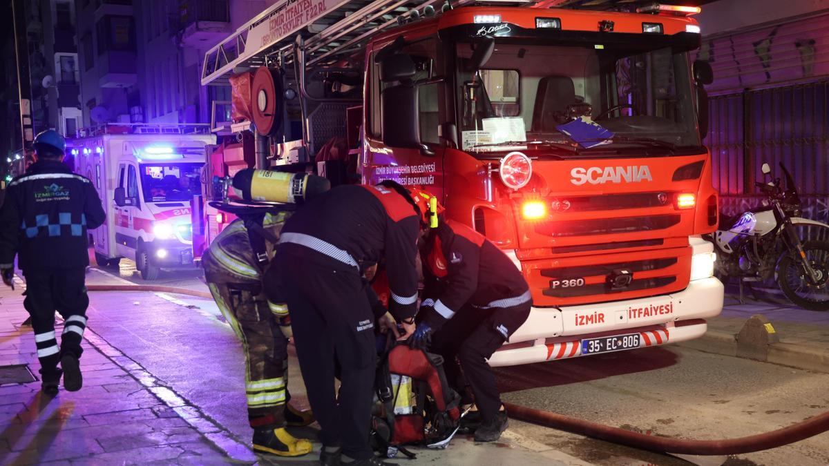 İzmir’de kafenin çatı katında yangın: 2 kişi dumandan etkilendi