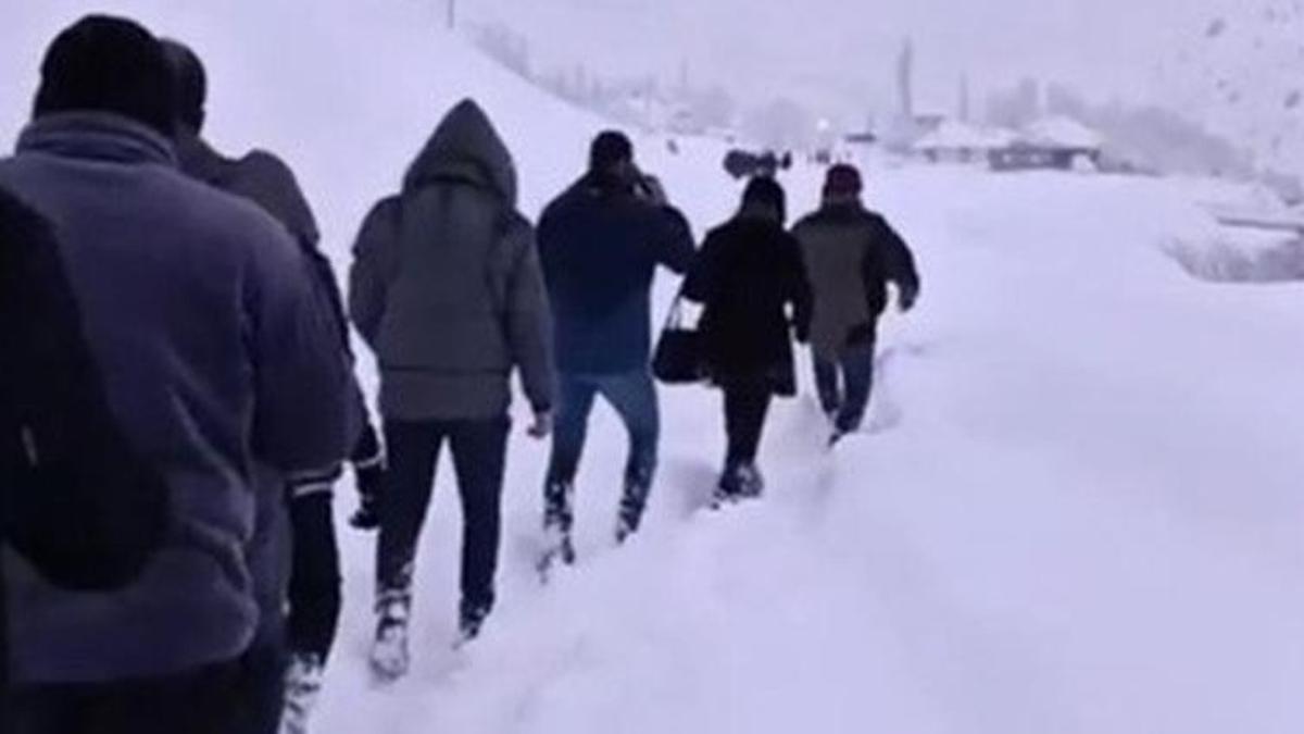 Hakkari-Van yoluna çığ düşünce aklına ilk geleni yaptı! 100 kişinin hayatını kurtardı