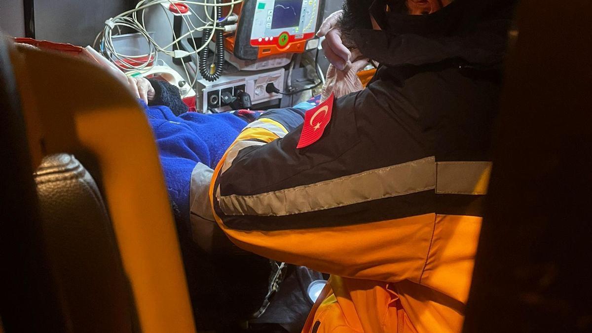 Yolu kapalı köyde sandalyeden düşüp başını çarptı, paletli ambulansla hastaneye ulaştırıldı