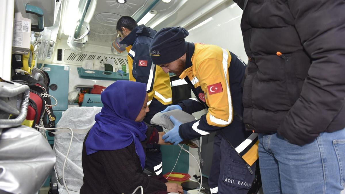 Yolu kardan kapanan kırsal mahallede diyaliz hastasını ekipler kurtardı