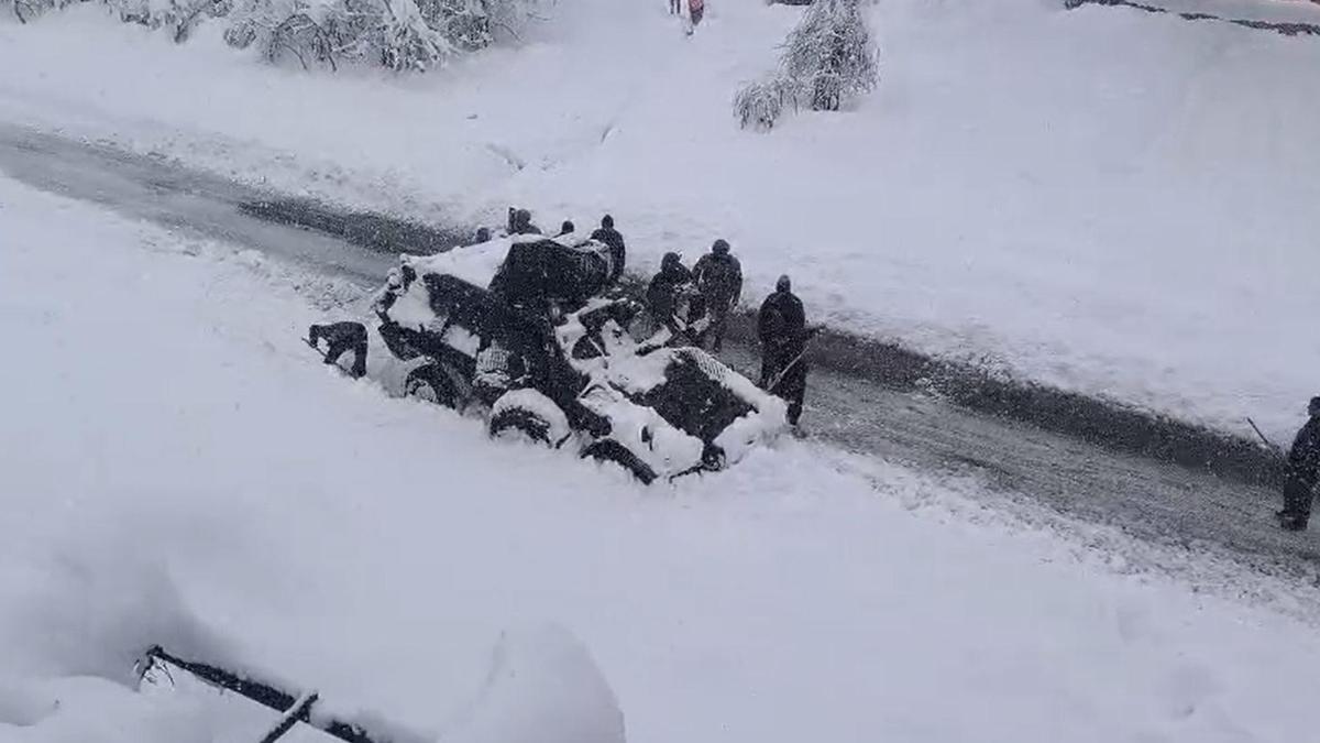 Hakkari'de askeri araç yolda kaldı, köylüler yardıma koştu