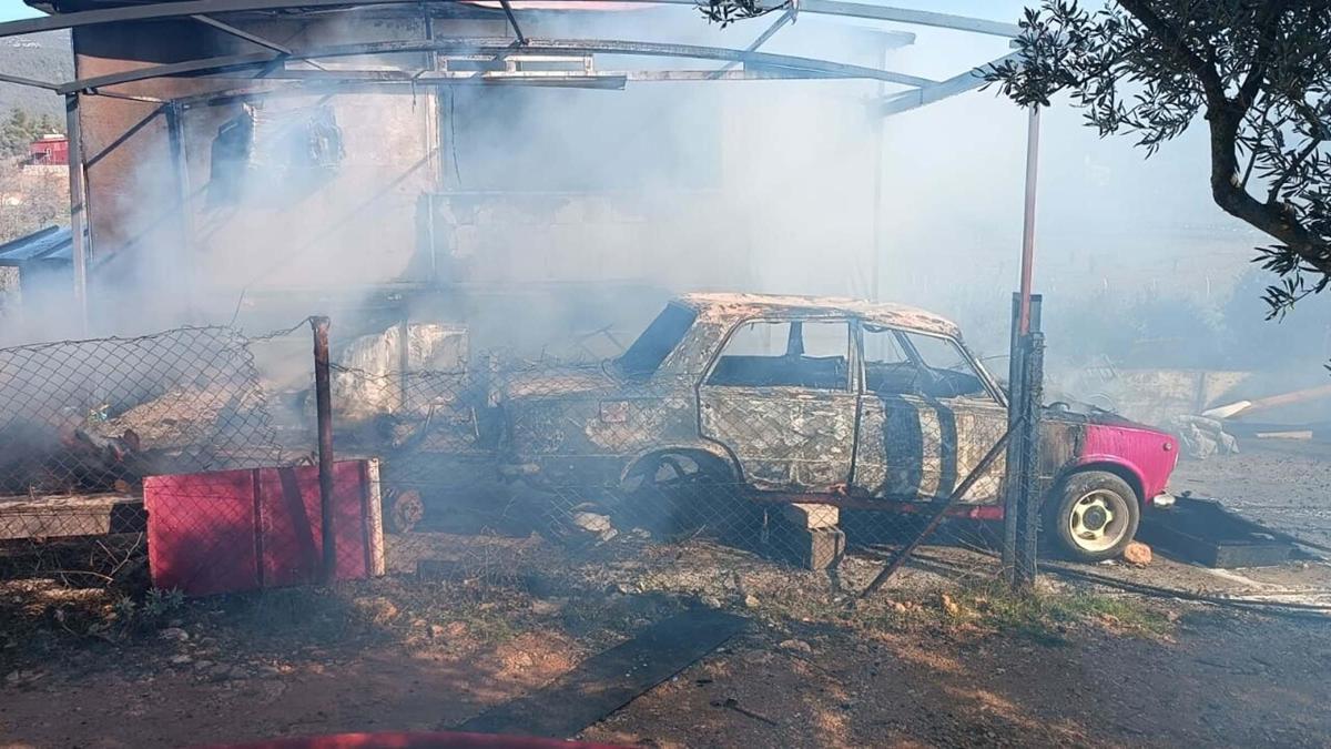 Muğla’da prefabrik ev ve park halindeki araç yandı