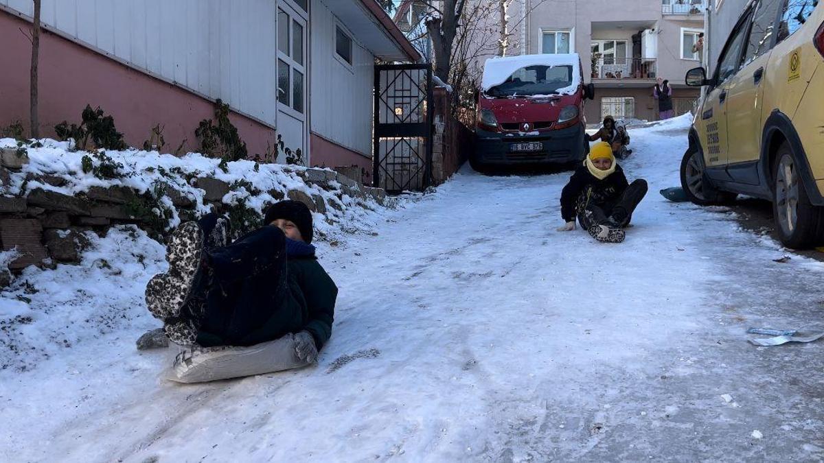 Bursa’da çocuklar poşetlerle kayıp karın keyfini çıkardı
