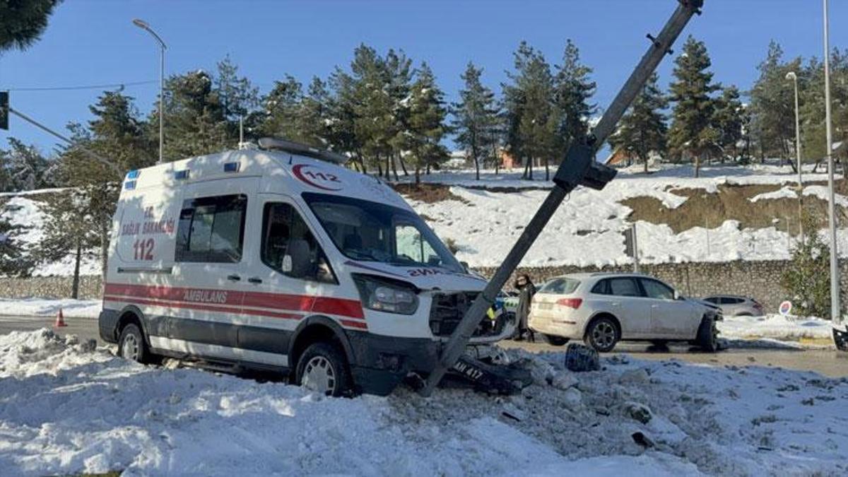 Karabük'te otomobil ile ambulans çarpıştı: 2 yaralı