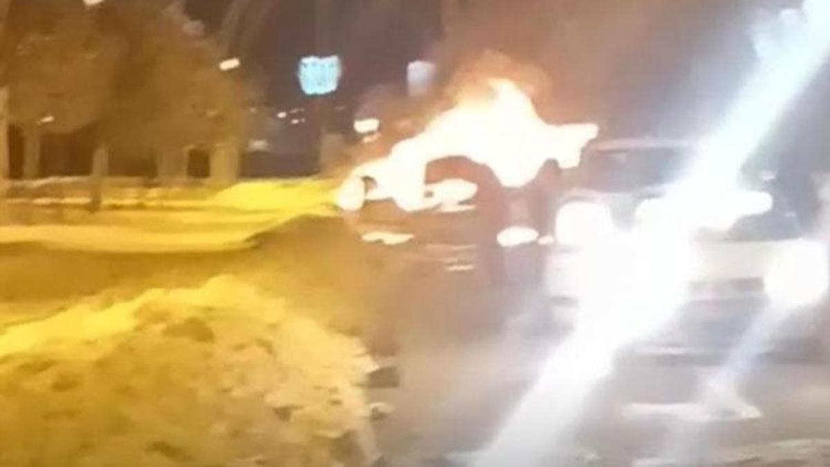 Diyarbakır'da park halindeki otomobil alev topuna döndü