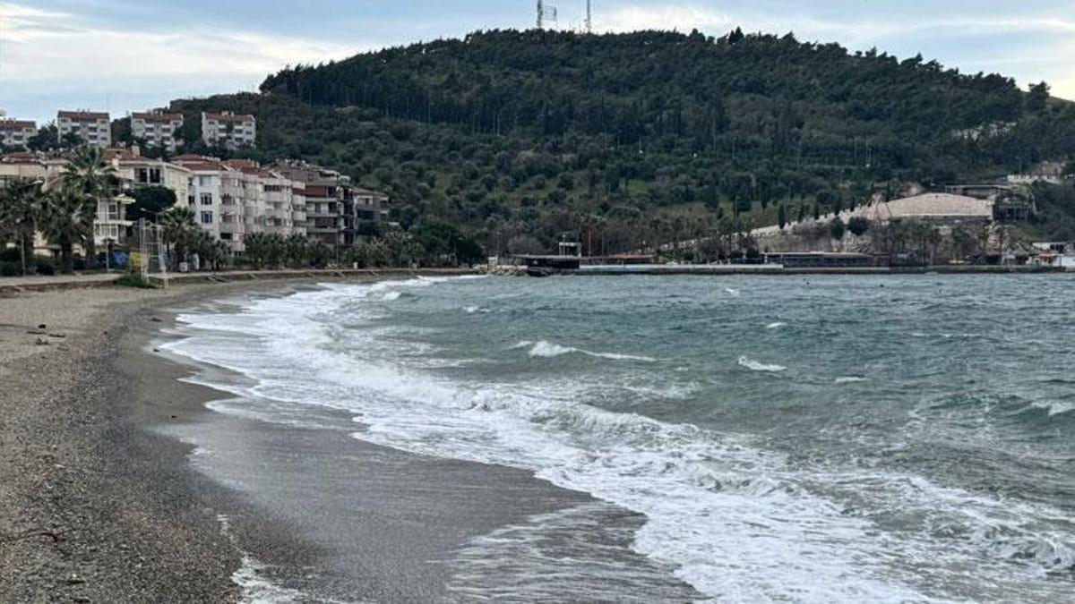 Balıkesir Erdek’te lodos; dalgalar, denizle karayı birleştirdi