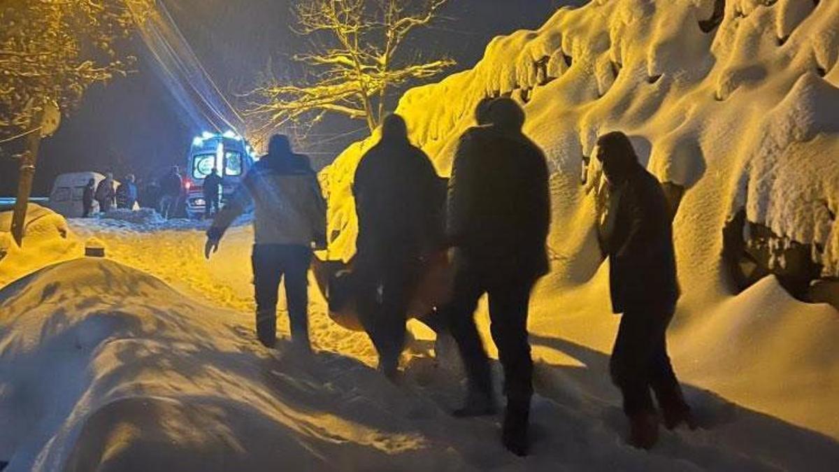 Tunceli'de karla kaplı yollarda zamana karşı yarış…