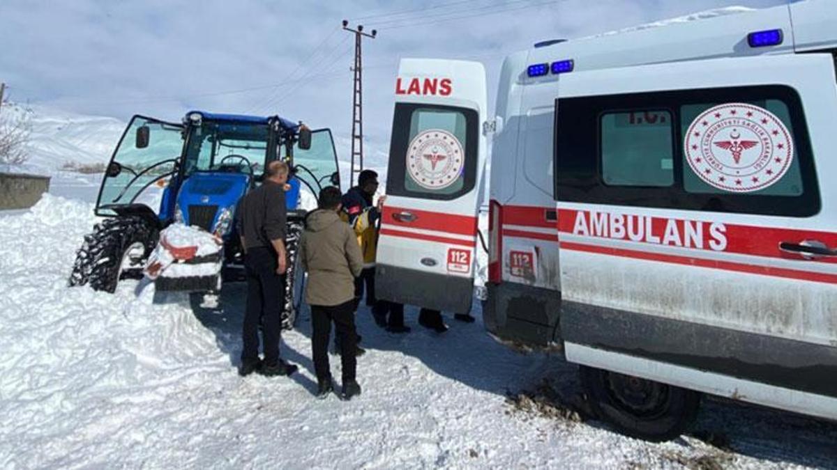 Hakkari'de film sahnelerini aratmayan görüntüler: Hastayı kurtarmak için traktörle seferber oldular