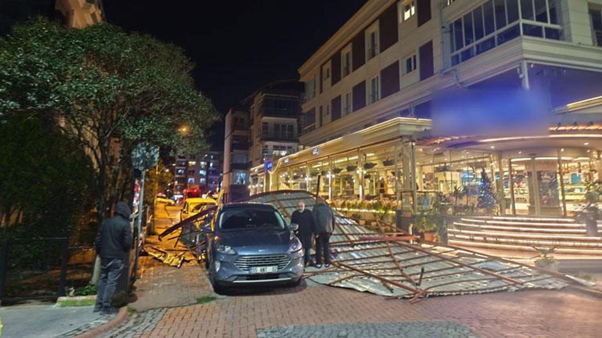 Samsun Atakum’da rüzgar çatıyı uçturdu; araçlar hasar gördü