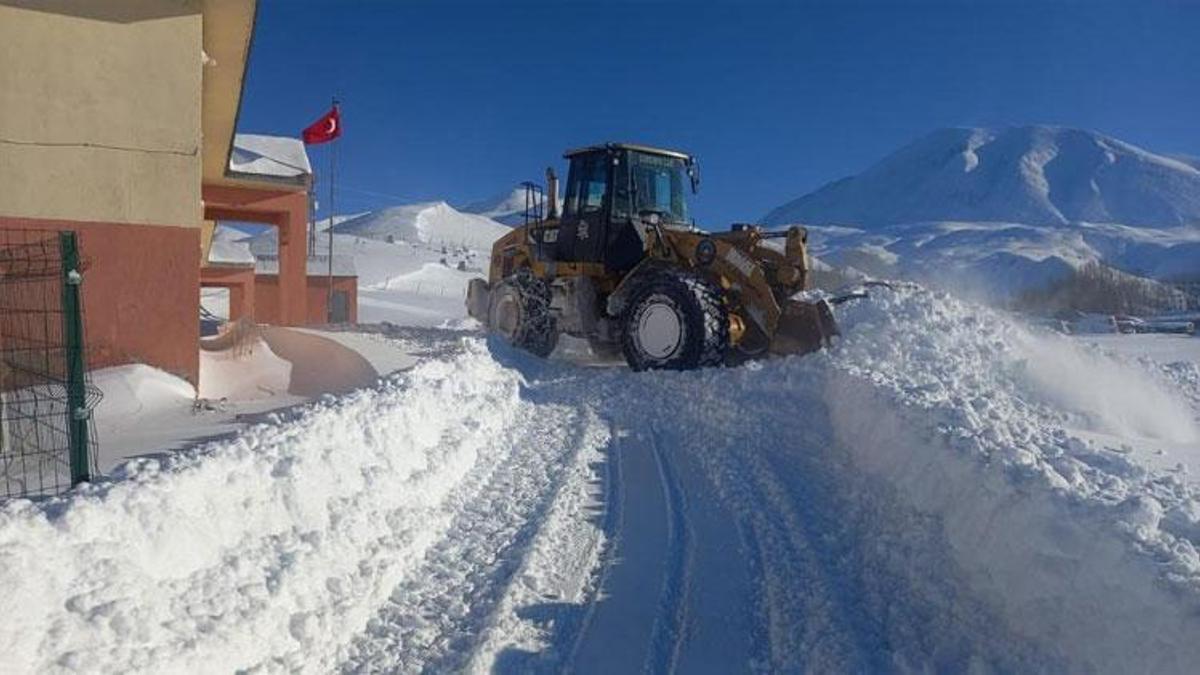 Ağrı Eleşkirt’te çığ engeli kaldırıldı, 55 köy yolu ulaşıma açıldı