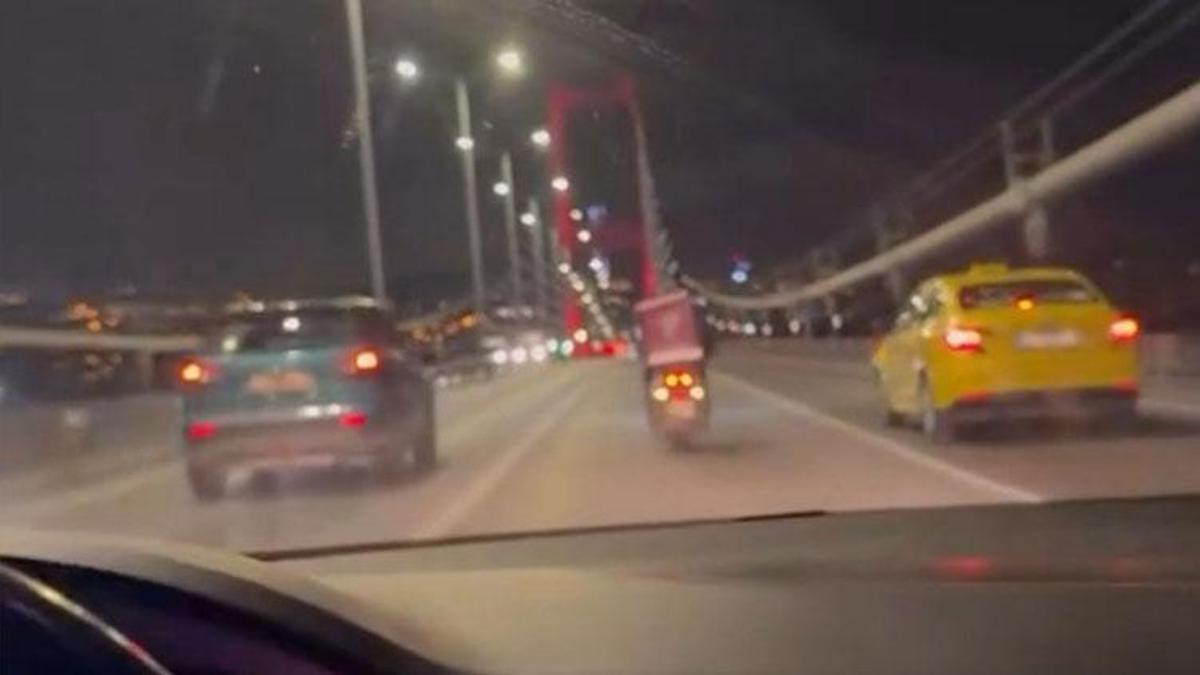 İstanbul'da 15 Temmuz Şehitler köprüsünde iki otomobil lodosa karşı motokuryeye siper oldu