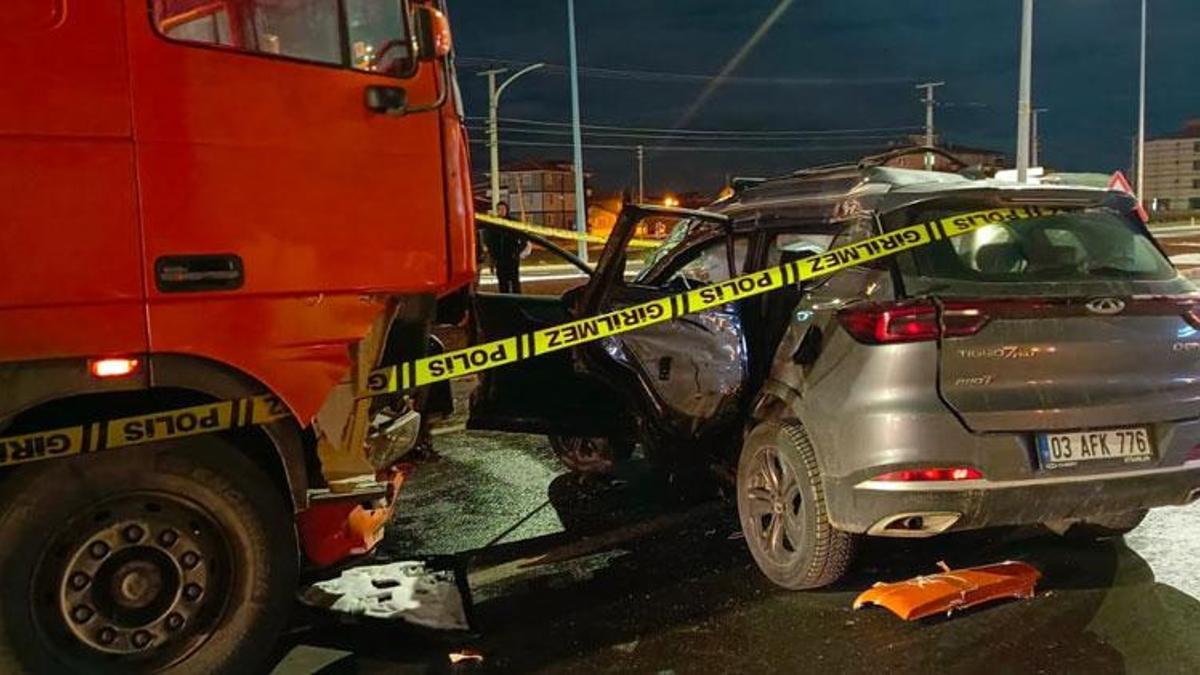 Afyonkarahisar'da otomobil ile tırın çarpıştığı kazada 7 kişi yaralandı