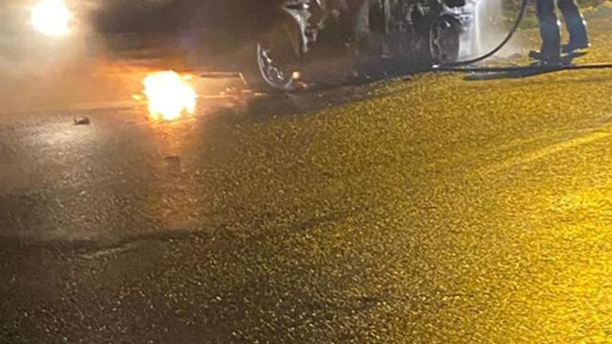 Manisa’da seyir halindeki otomobil alev aldı