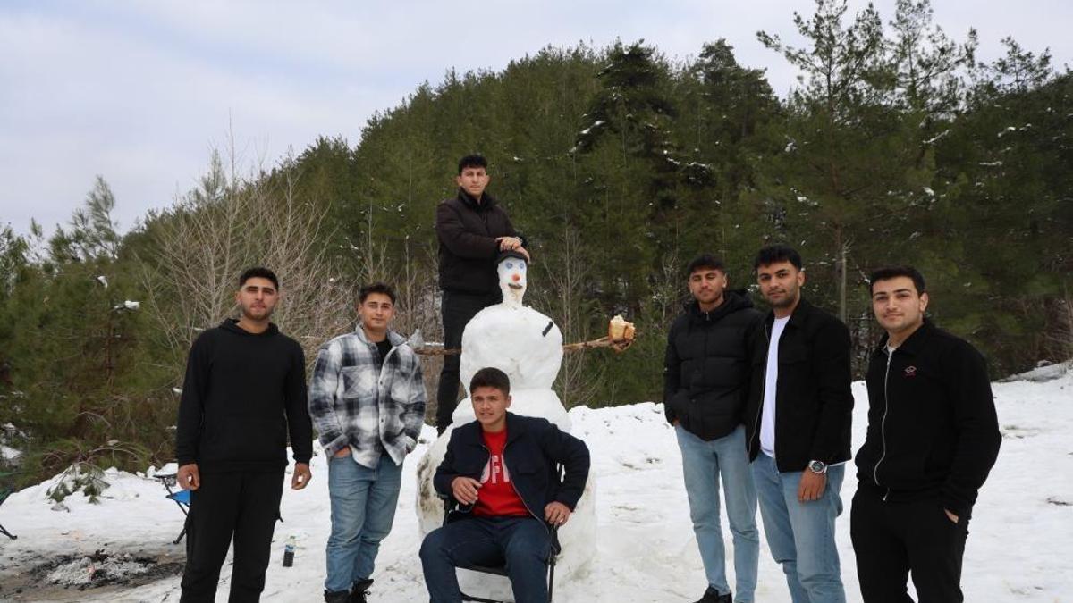 Adana'da kar keyfi! Kardan adama sucuk ekmek ve şalgam ikram ettiler
