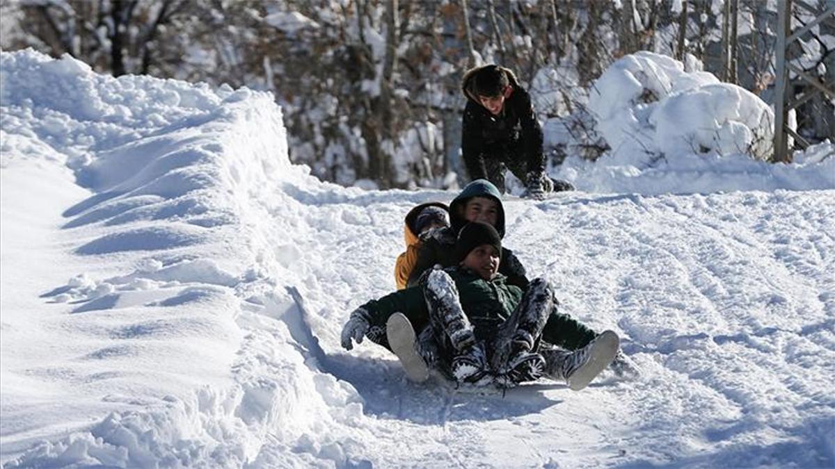 Eğitime kar engeli! Bir ilçede okullar tatil edildi