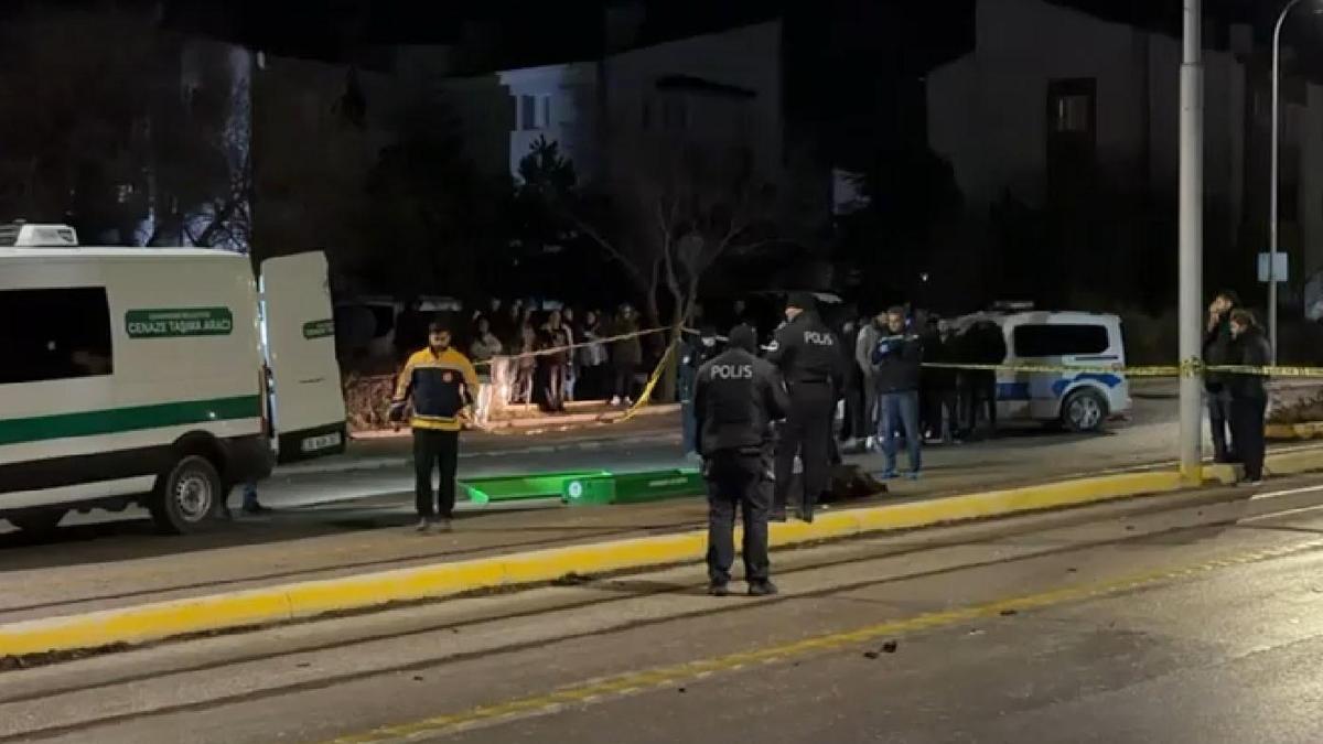 Eskişehir’de otomobil yayaların arasına daldı: 3 öldü (2)