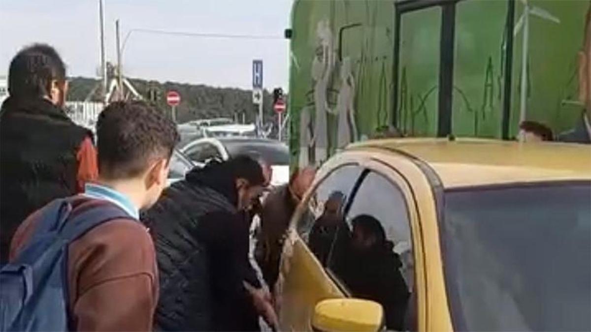 İstanbul trafiğinde ilginç anlar... : Otobüse yol vermek için aracı elleriyle kaldırdılar