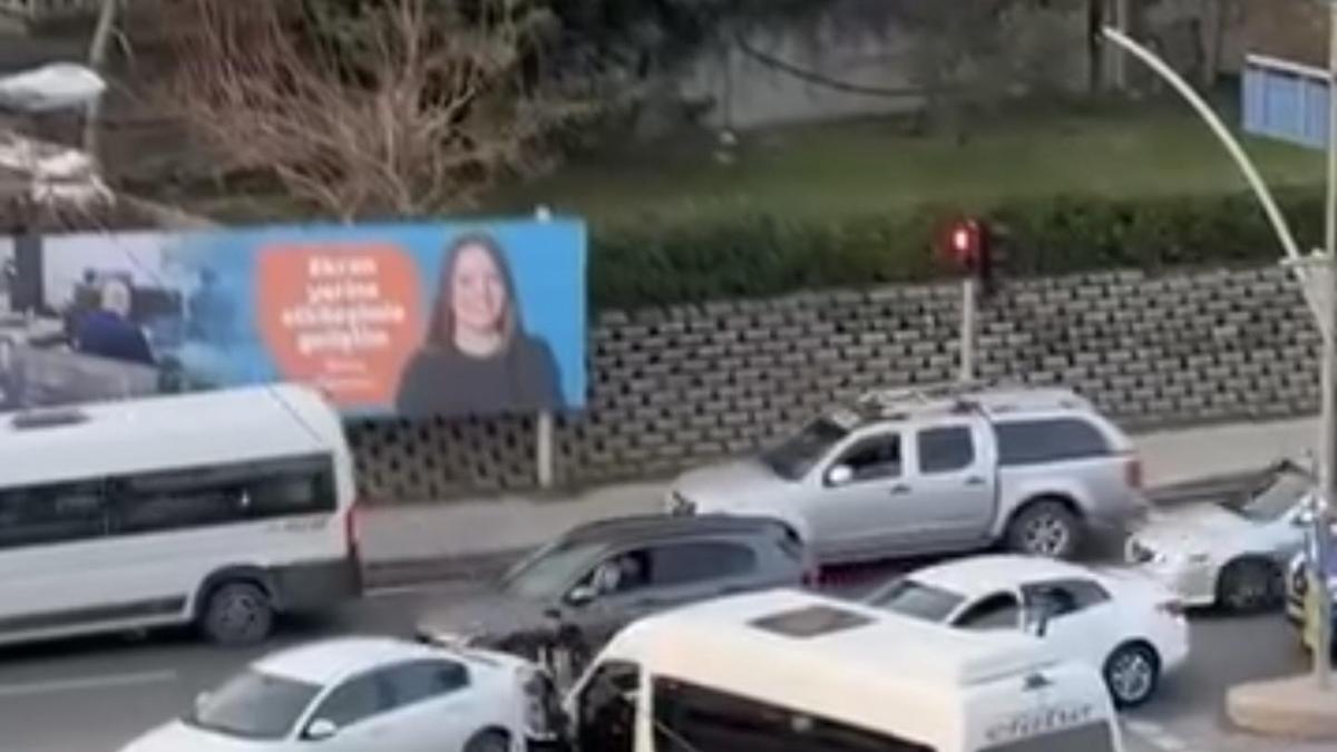 İstanbul - Pendik'te kırmızı ışıkta iki sürücü arasındaki yol verme kavgası kamerada
