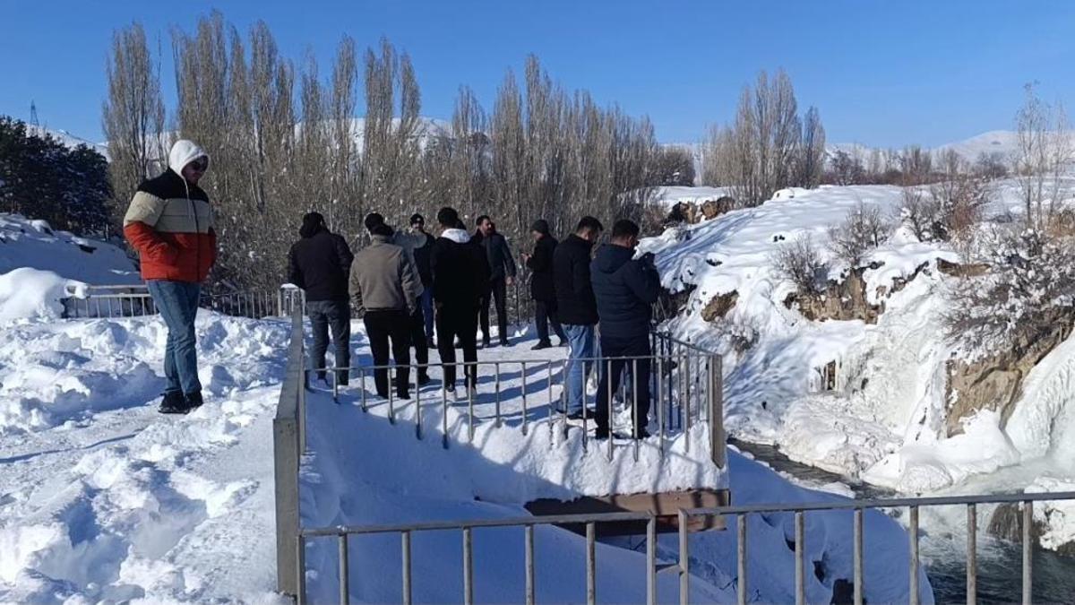 Van'ın doğal güzelliği buz tuttu! Ziyarete giden telefonlarına sarıldı