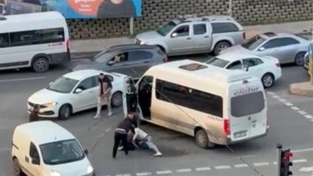 İstanbul'da kırmızı ışıkta yol verme kavgası! Görüntüler anbean kaydedildi