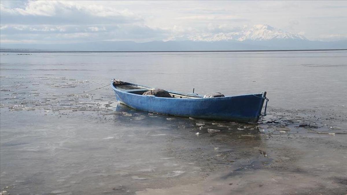 Konya - Beyşehir Gölü’nün yüzeyi buz tuttu
