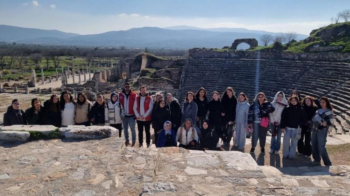 Aydın'da gençler, tarih dolu bir gün geçirdi