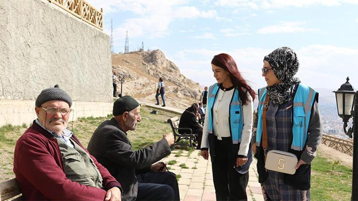Yaşlılar Van’da manzara ve temiz havanın tadını çıkardı