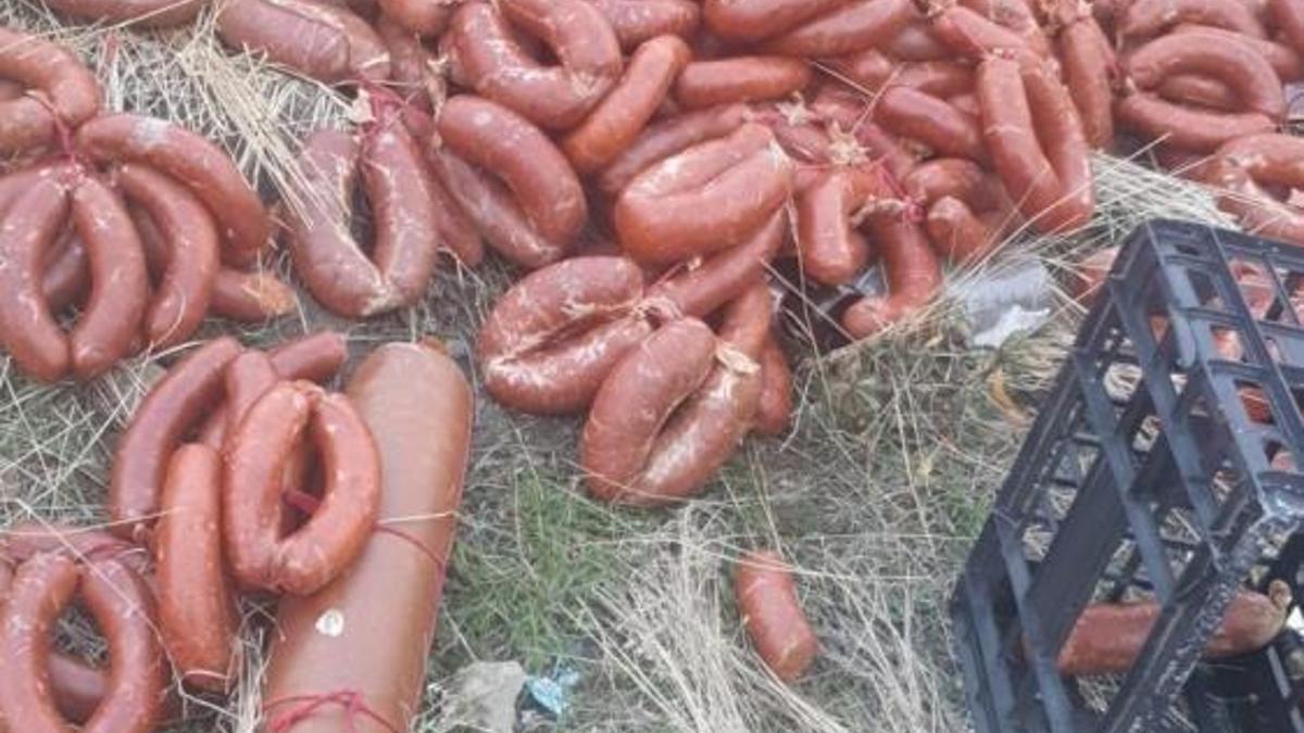 Yüzlerce kilo et ürünü Ankara'da boş araziye atıldı