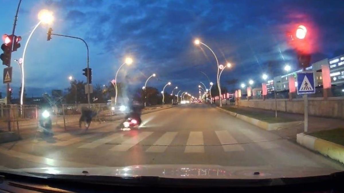 Edirne'de kırmızı ışık ihlali yapan motosikletli yayaya çarptı, 2 kişi yaralandı