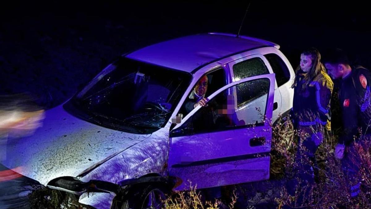 Sakarya'da otomobil tarlaya uçtu! Ekipler seferber oldu