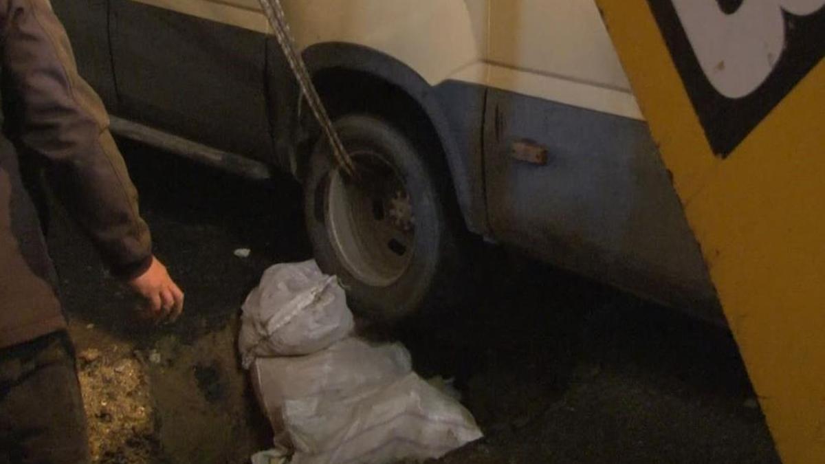 Küçükçekmece'de minibüs kazası! Çöken yola düştü