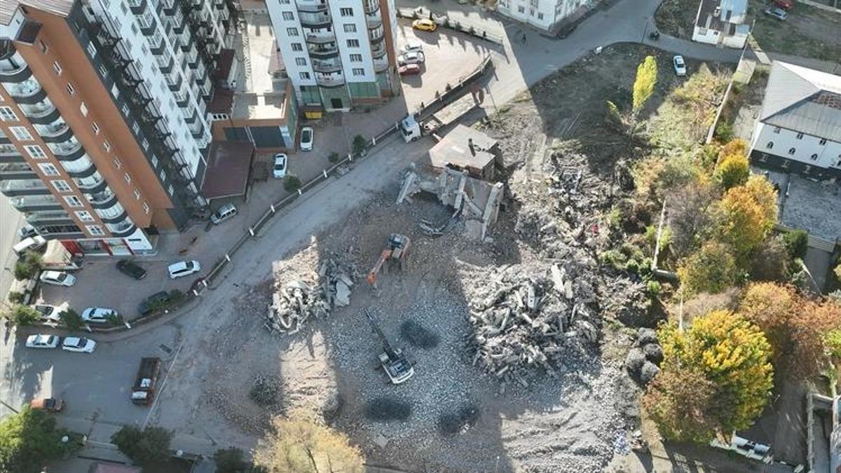 Sivas'ta harekete geçildi! 19 yıllık bina yıkıldı