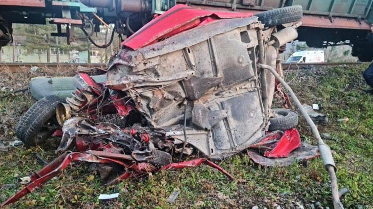 Zonguldak'ta yük treni hemzemin geçitte otomobile çarptı: 1 ölü