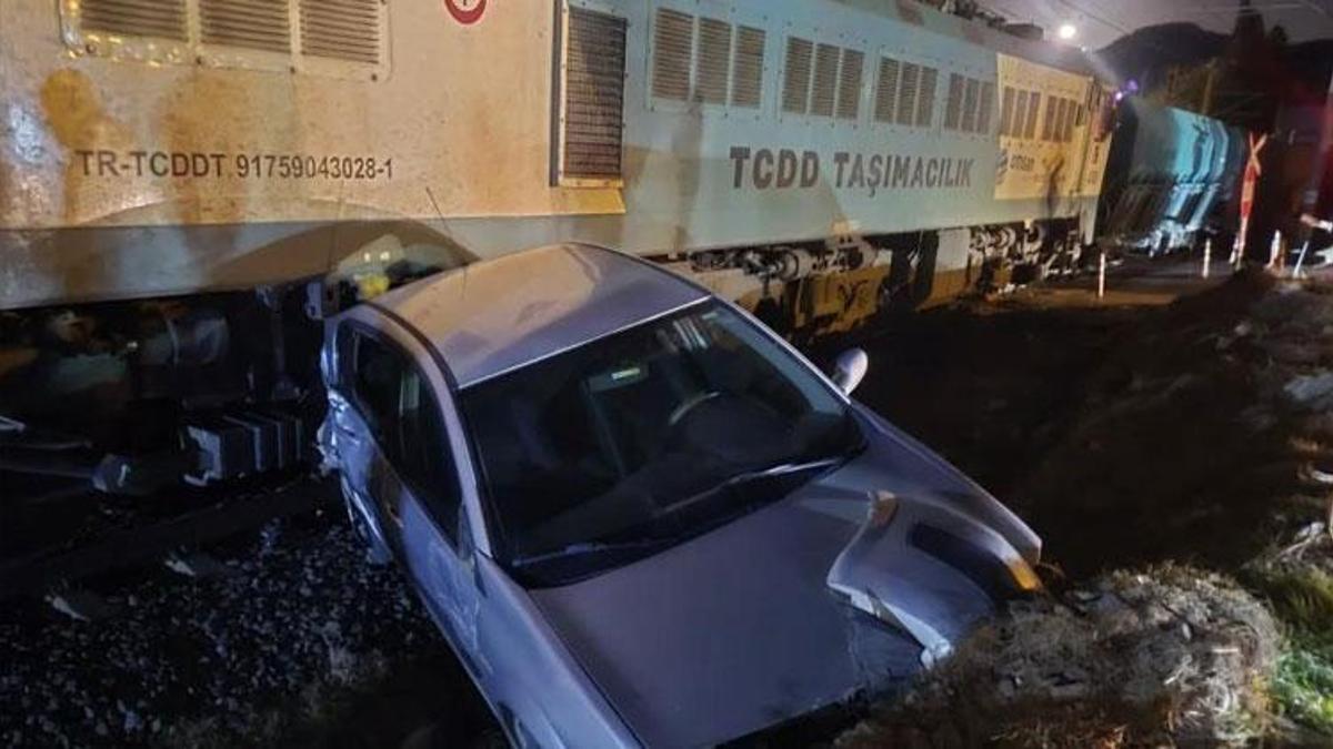 Osmaniye Düziçi’de hemzemin geçitte tren ile otomobil çarpıştı