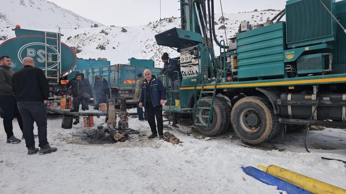 Bitlis'te varlık içinde yokluk: Bütün şehre kar yağdı bu mahallede içmeye su yok!