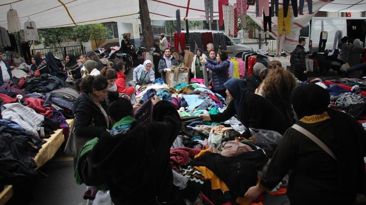 Aydın'da ucuzluk pazarı: İğne atsan yere düşmüyor, yerini duyan koşuyor