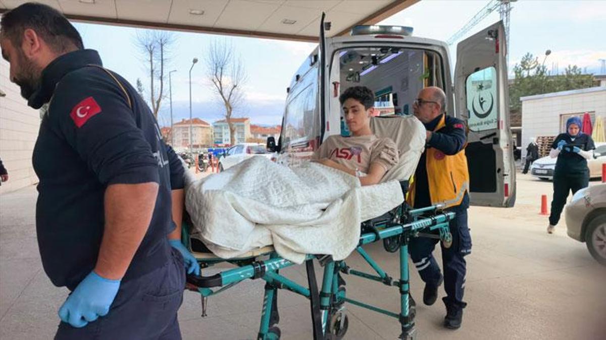 İnegöl'de sokakta futbol oynarken 'pas vermediği' için çıkan tartışmada bıçaklandı