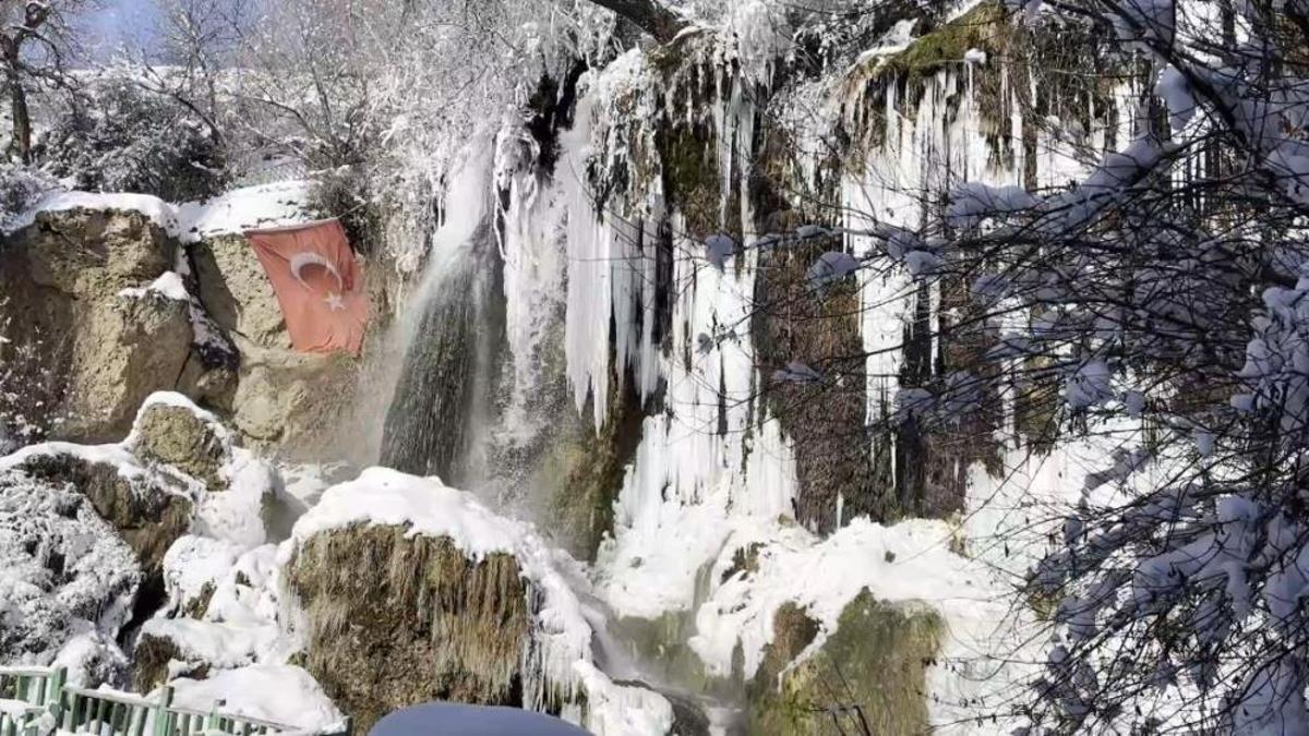 Sıcaklık eksi 21 dereceye düştü! Sivas'ta Sızır Şelalesi'nde devasa buz sarkıtları oluştu