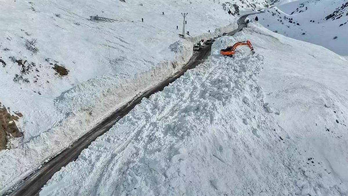 Van- Ulaşımın tek şeritten sağlandığı Van-Çatak kara yolunda genişletme çalışması yapıldı