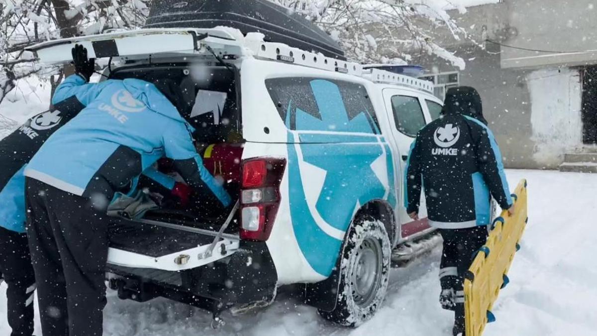 Yolu kardan kapanan yerleşim yerlerine ulaşıp, 1 haftada 57 hastayı kurtardılar / Ek fotoğraflar