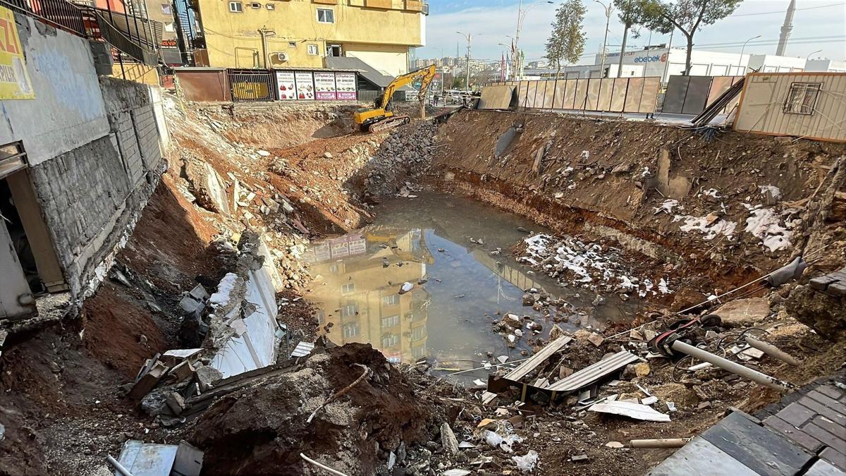 Temel kazısında binanın istinat duvarı çöktü; 150 kişi tahliye edildi