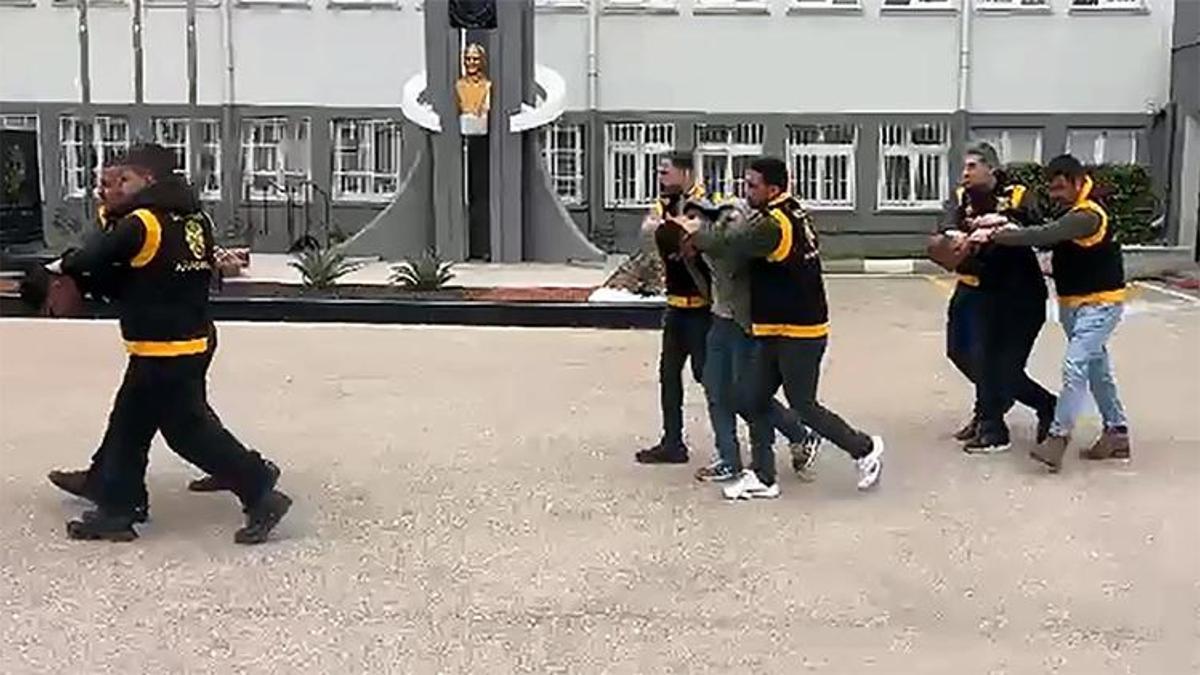 Adana- İki grup arasındaki çatışmada, sokakta yürüyen kişi vuruldu