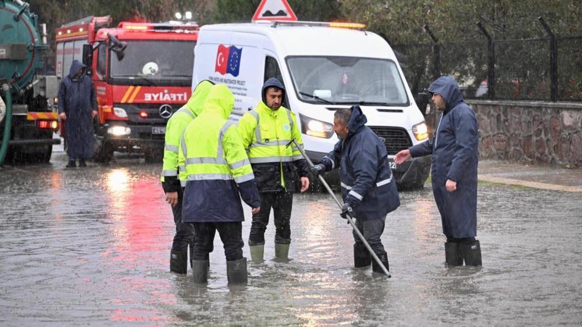 Manisa’da ekiplerden sağanak yağışta yoğun mesai