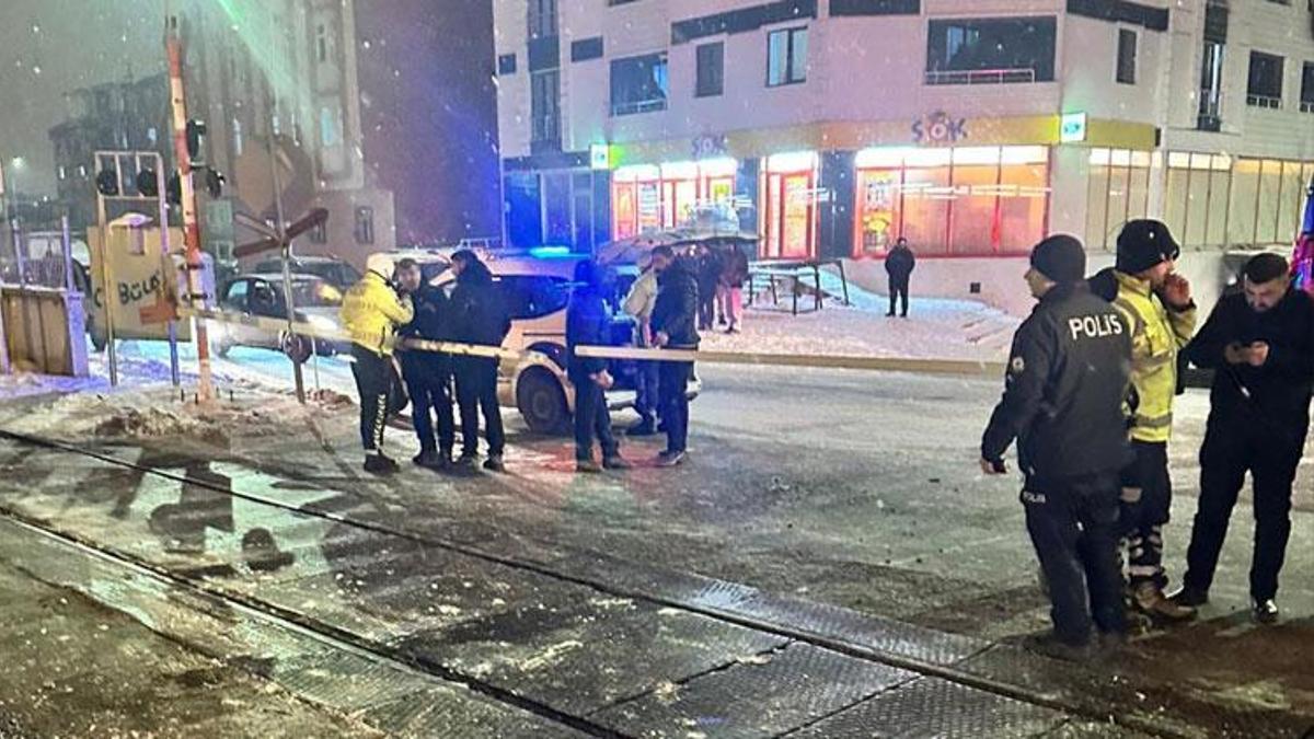 Kars’ta manevra yapan trenin çarptığı genç ağır yaralandı