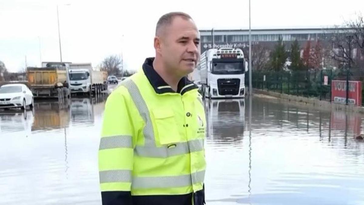 Kırklareli'nde şiddetli yağış hayatı felç etti! Başkan Bulut sular içinde şiir okudu