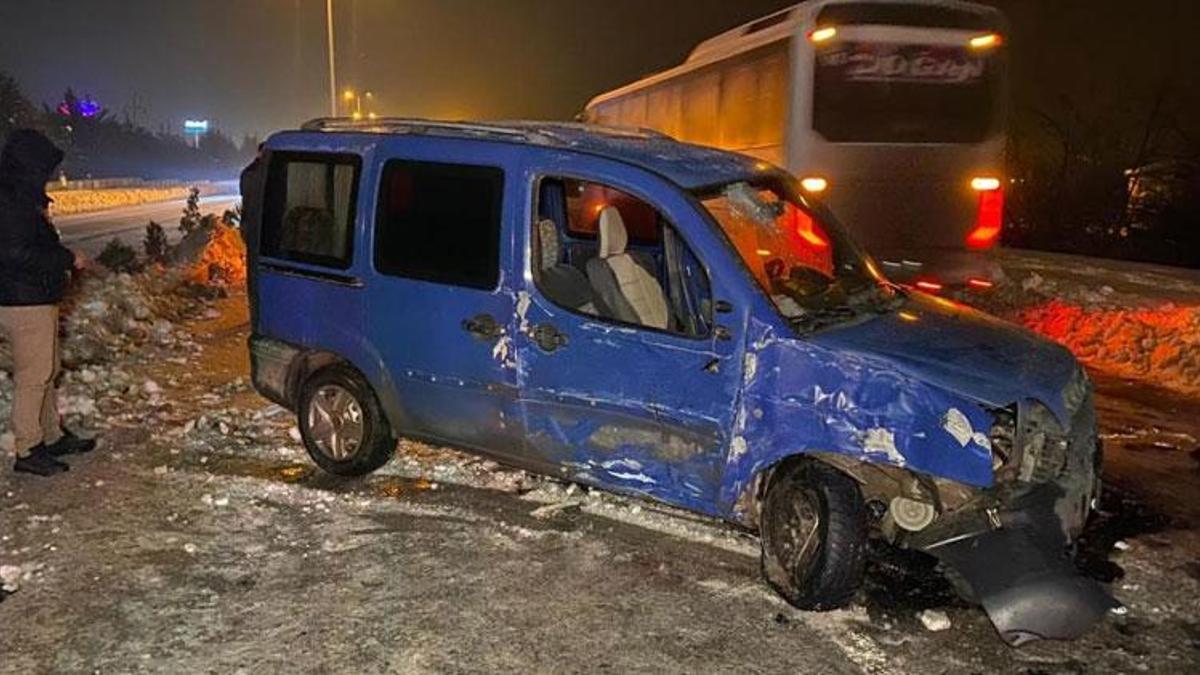 Elazığ’da hafif ticari araç, direğe çarpıp karşı şeride geçti: 4 yaralı
