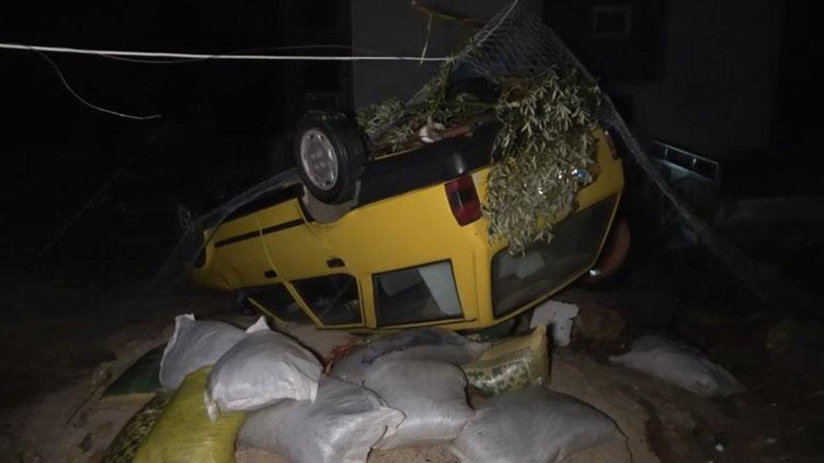 Antalya Manavgat'ta hortum dehşeti: Evlerin çatısı uçtu, ağaçları kökünden söktü, otomobil ters döndü