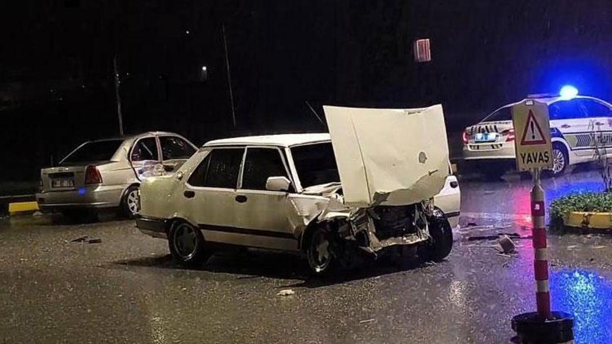 Bartın'da feci kaza! Kavşakta otomobiller çarpıştı: 2 yaralı